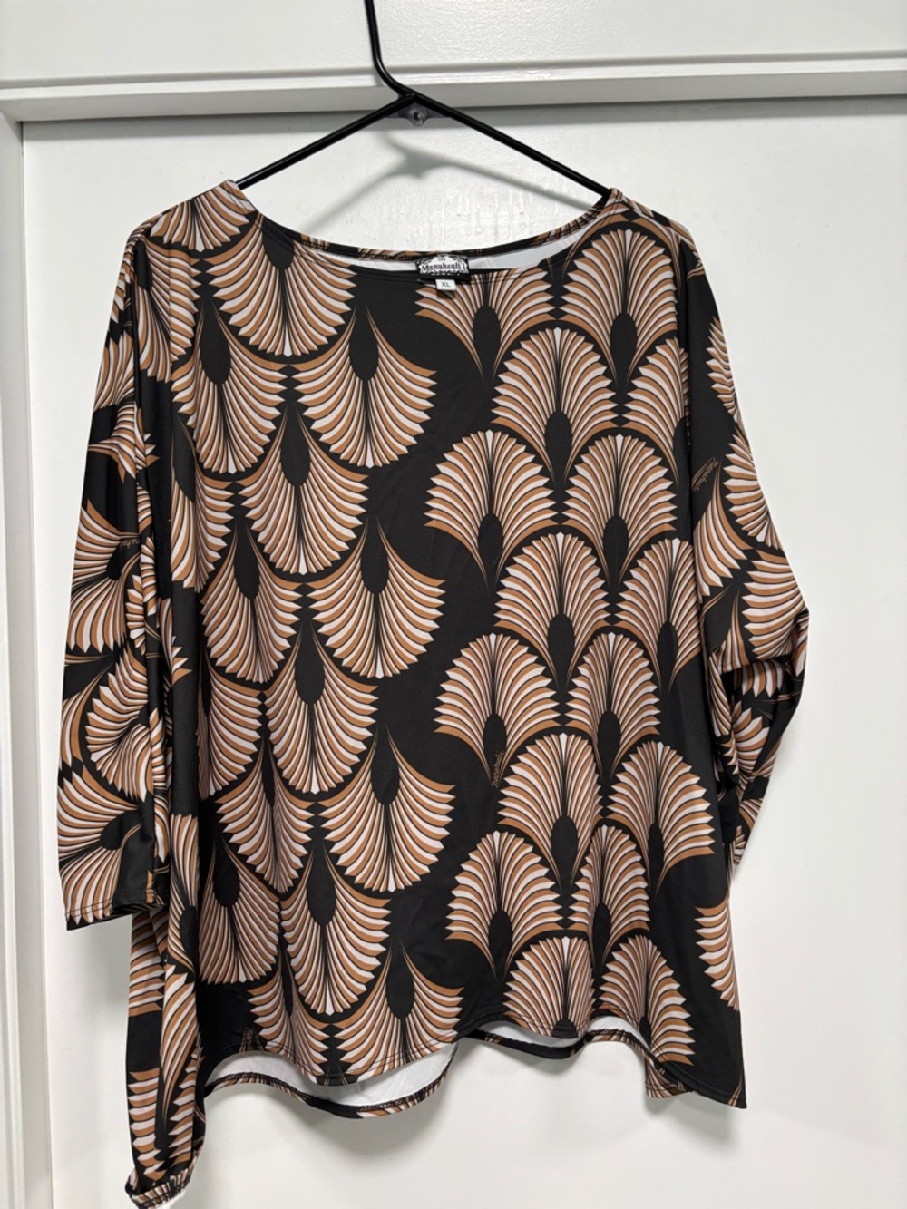 Manuhealii. Womens Black and Beige Patterned Long Sleeve Top